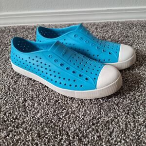 Native big kids 6 blue water slip on rubber youth shoes